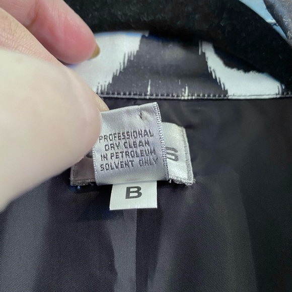 Chico's Black & White Ikat Print Blazer Single Breasted Pockets Chico’s Size 1. - Picture 4 of 10